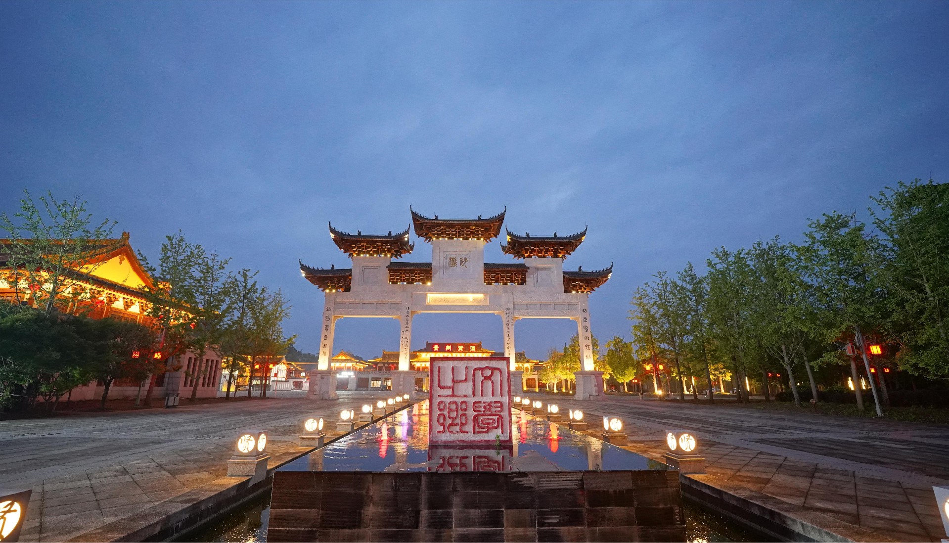 6漢白玉牌坊夜景.jpg